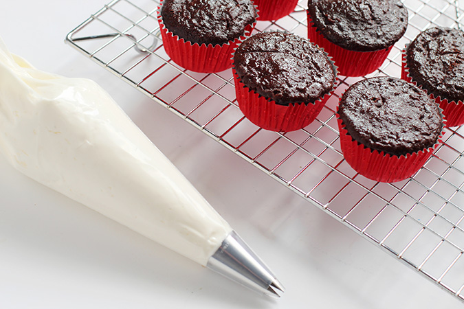 Easy Hot Cocoa Cupcakes with White Chocolate Whipped Cream Frosting ...